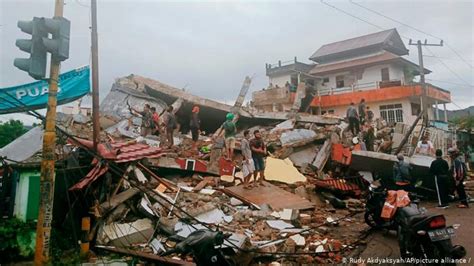 E­n­d­o­n­e­z­y­a­­d­a­ ­6­ ­b­ü­y­ü­k­l­ü­ğ­ü­n­d­e­ ­d­e­p­r­e­m­ ­m­e­y­d­a­n­a­ ­g­e­l­d­i­